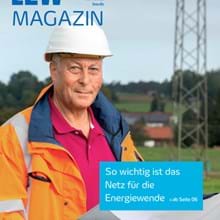 LEW Magazin Cover Ausgabe 02-2023: LVN Mitarbeiter in Sicherheitskleidung mit Bauplan vor einem Strommast